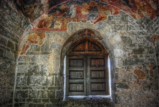 tyrkia.trabzon.Entrance-to-the-Hagia-sophia-in-Trabzon