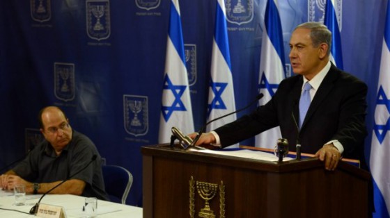 Prime Minister Benjamin Netanyahu speaks at a press conference at the Ministry of Defense in Tel Aviv on July 20, 2014. Defense Minister Moshe Ya’alon looks on. (Photo credit: Haim Zach / GPO/FLASH90)