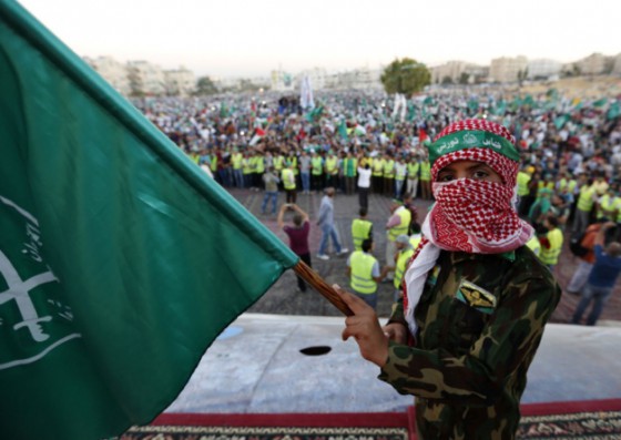 Boy holds Brotherhood flag during Gaza rally in Amman, 08.08.14