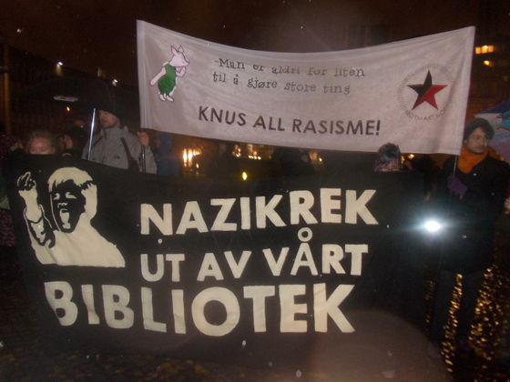 ARS foto utenfor Deichman 23.10.14, Motmakt i bakgrunnen
