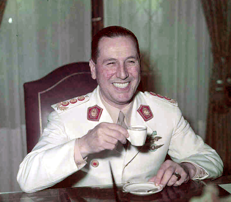 Peron_tomando_un_café