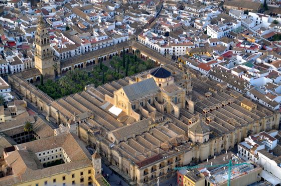 Mezquita_de_Córdoba_desde_el_aire_(Córdoba,_España)