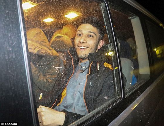 2738593D00000578-0-image-m-58_1428424008672