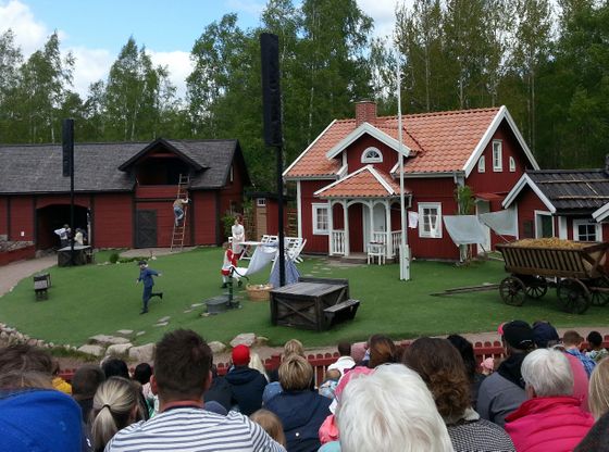 Emil spilles på en friluftscene til glede for store og små i Astrid Lindgrens värld.