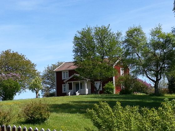 Noe er fortsatt på stell. Velholdte gårdsbruk og koselige hus preger