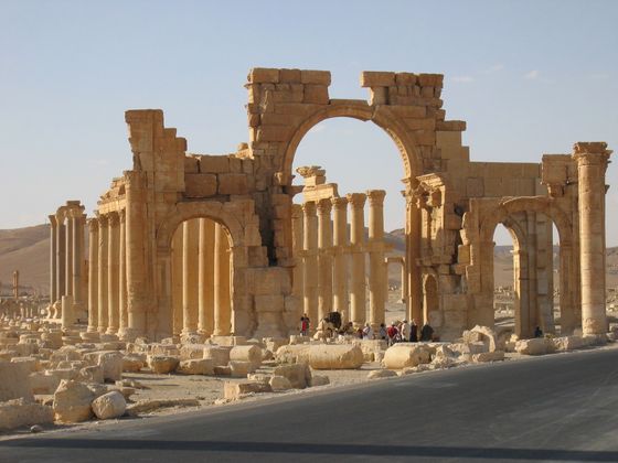 Südliches_Tor_der_Großen_Saeulenstrasse_Palmyra_Syria