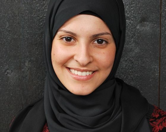 Fatima-Almanea-med-mørk-bakgrunn-Foto-SNK-600x477