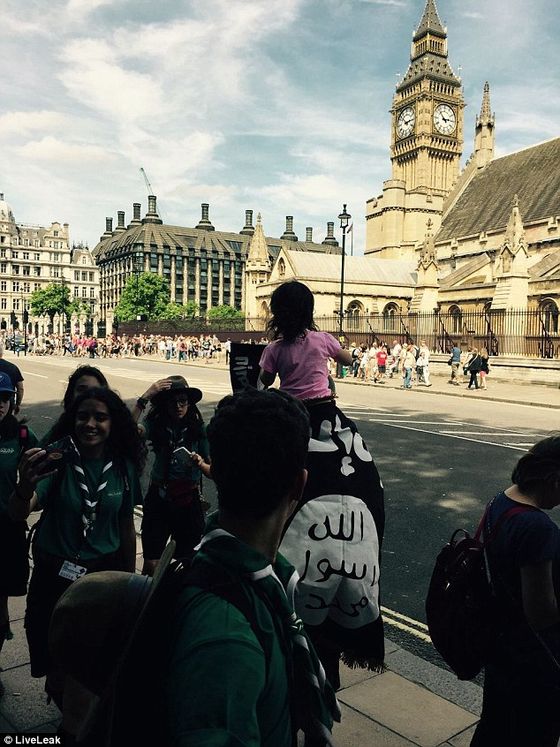 2A3FF2EE00000578-3150089-A_man_paraded_past_the_Houses_of_Parliament_draped_in_an_Islamic-a-80_1436109154253