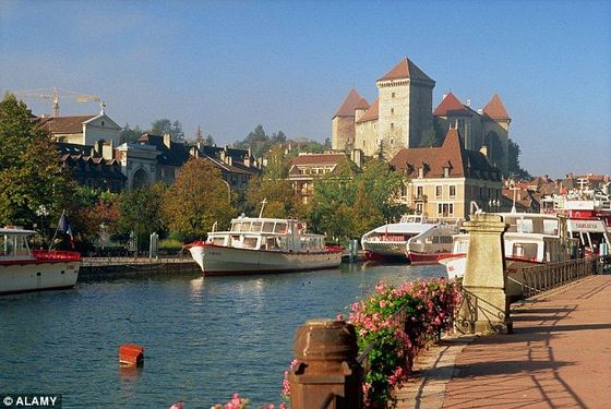 2ACE172700000578-3173304-Locals_in_the_picturesque_town_of_Annecy_are_believed_to_have_re-a-5_1437739119004