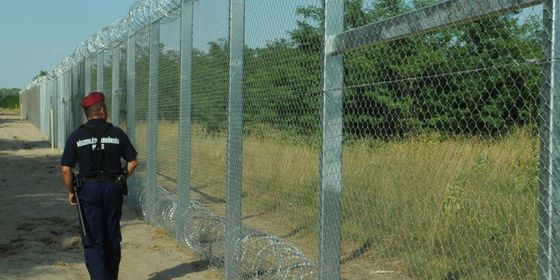 1200px-Hungarian-Serbian_border_barrier_2