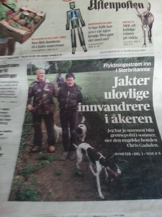 Migranter/flyktninger i britisk åker pågrepet av en bonde.