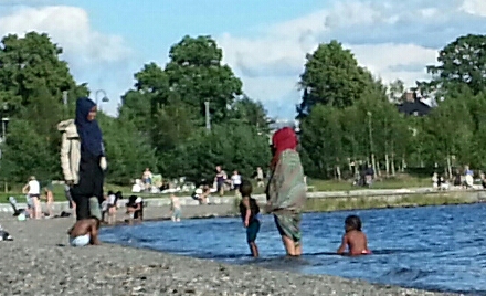 Noen tillater seg å brette opp benklærne til knærne for å vasse mens barna bader.