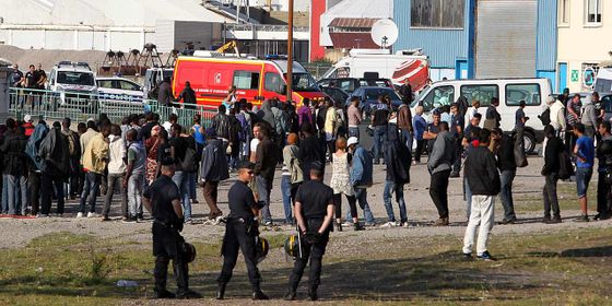 migranter-og-politi-i-calais