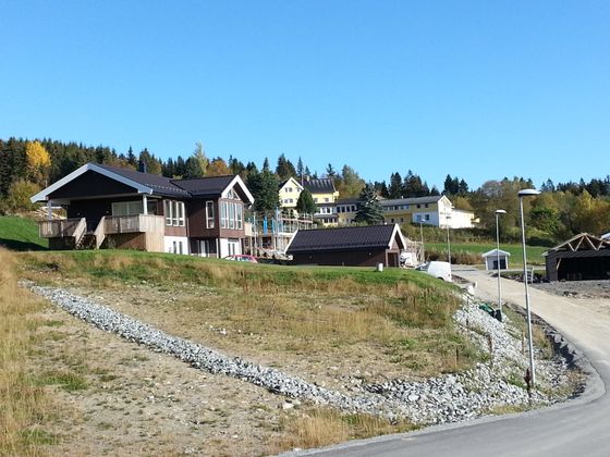 Vangseter med 150 nyopprettede akuttmottaksplasser for flyktninger ligger øverst i lia. Rett nedenfor bosetter folk seg i flotte boliger med utsikt og landlig beliggenhet.