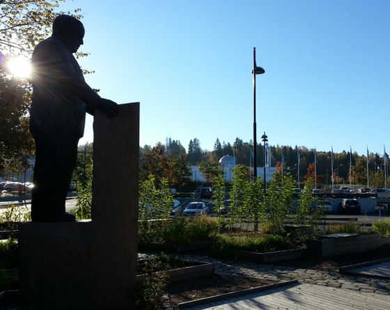 Trygve Lie foran moskéen på Furuset.