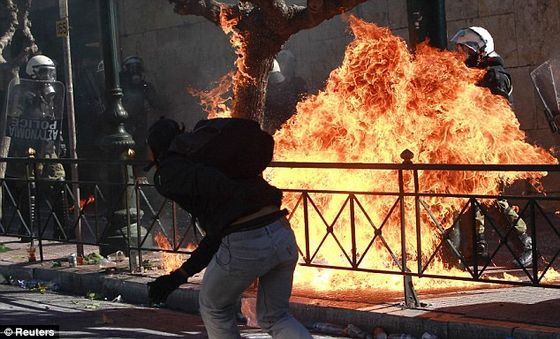 article-2050895-0E71294D00000578-594_634x384