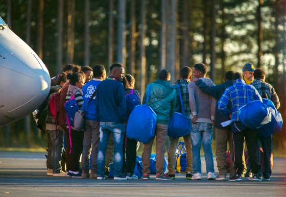 LULE≈ 2015-10-09 De 19 eritreanska asylsˆkande som valts ut i enlighet med den omfˆrdelning som EU enats om anl‰nder med ett chartrar plan till LuleÂs flygplats, Kallax, pÂ fredagen. Foto: Robert Nyholm / TT kod 11435