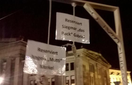 pegida-symbolsk-galge-merkel-gabriel