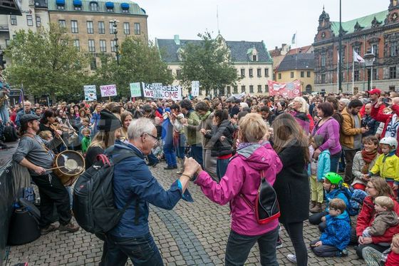 1442173385-manifestation-of-refugees-welcome-in-malm-sweden_8541254