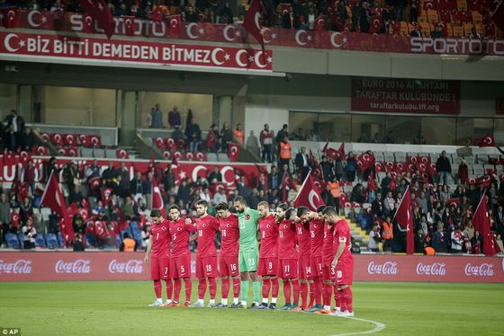 2E8A697000000578-3322708-Turkey_s_players_observed_a_minute_of_silence_to_honour_the_vict-a-68_1447798702946