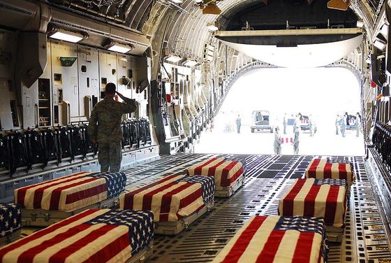 flag-draped-coffins-of-five-us-soldiers-everett