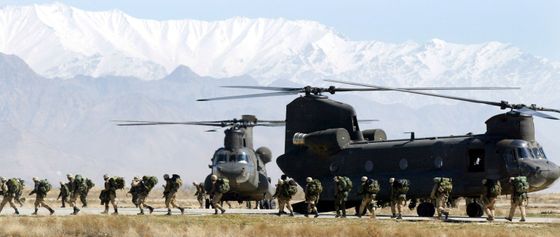 402185 02: Soldiers from the U.S. Armys 10th Mountain and 101st Airborne Division disembark from their chinook helicopter March 12, 2002 after returning to Bagram airbase from the fighting in eastern Afghanistan. The soldiers are part of an organized group that are pulling back from battle against al Qaeda and Taliban forces during Operation Anaconda. (Photo by Joe Raedle/Getty Images)