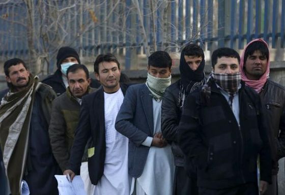 Afghan men queue up to apply for passports at a passport department office in Kabul, Afghanistan, November 29, 2015.  REUTERS/Omar Sobhani
