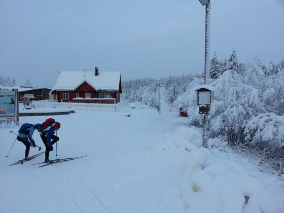 Nysnø må pirkes ut av skoenes såle. Hvis ikke er det umulig å låse bindingen.