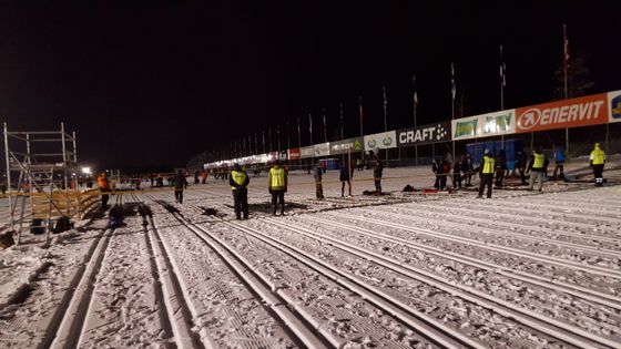 Den enorme startplassen til Vasaloppet fylles raskt opp med 15 800 skiløpere.