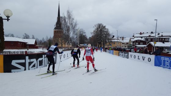 Løperne er endelig i Mora sentrum. 90 kilometer med skiløping er snart over.
