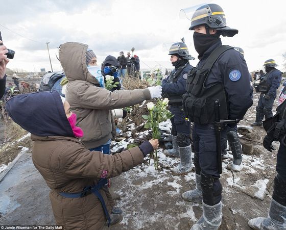 31F31FE800000578-3480134-Young_children_living_in_the_Calais_Jungle_take_part_in_a_demons-a-42_1457346776809