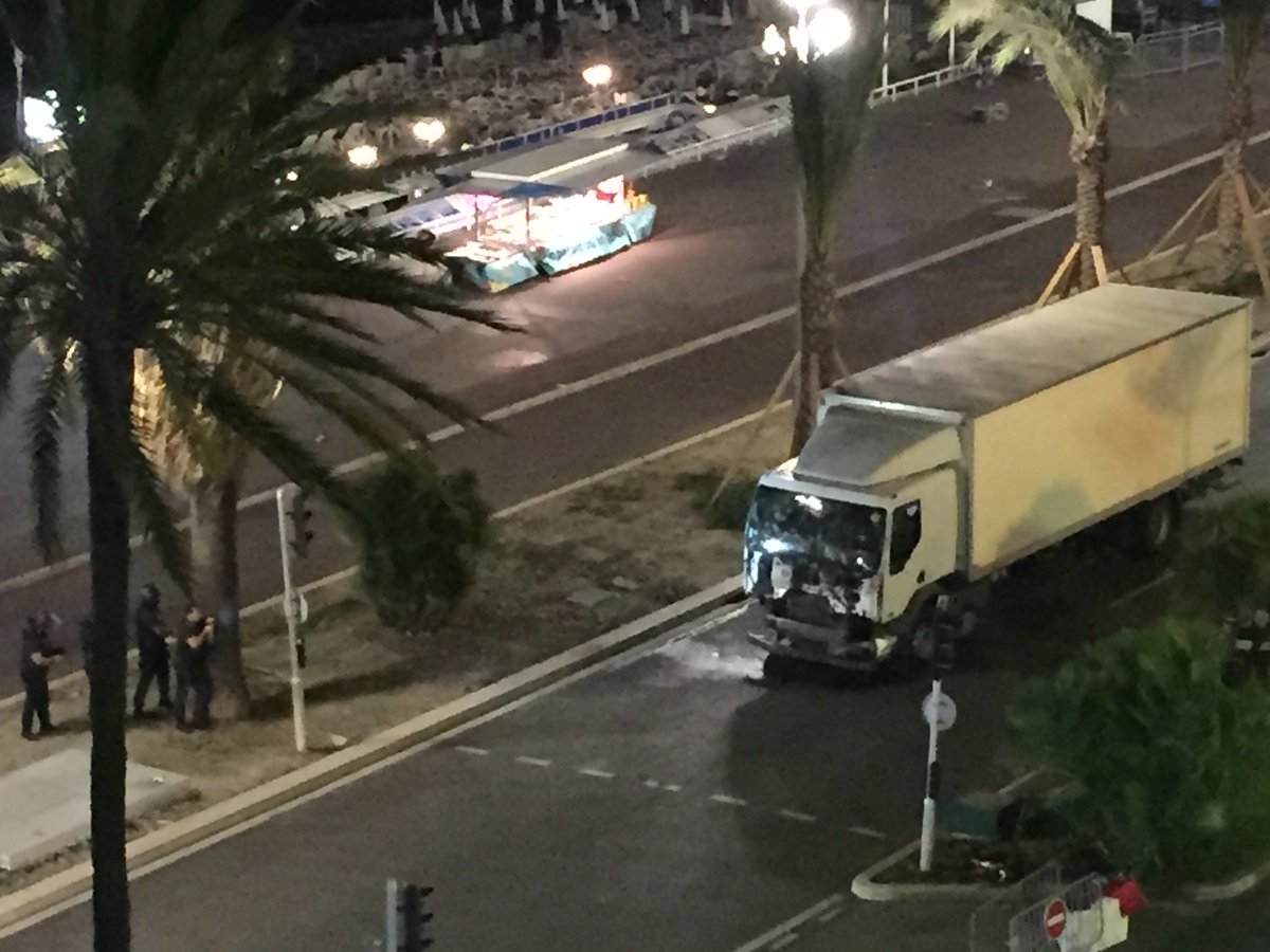 Terror i Nice - lastebil kjørte inn i menneskemengden i Nice&nbsp;<span>(+)</span>