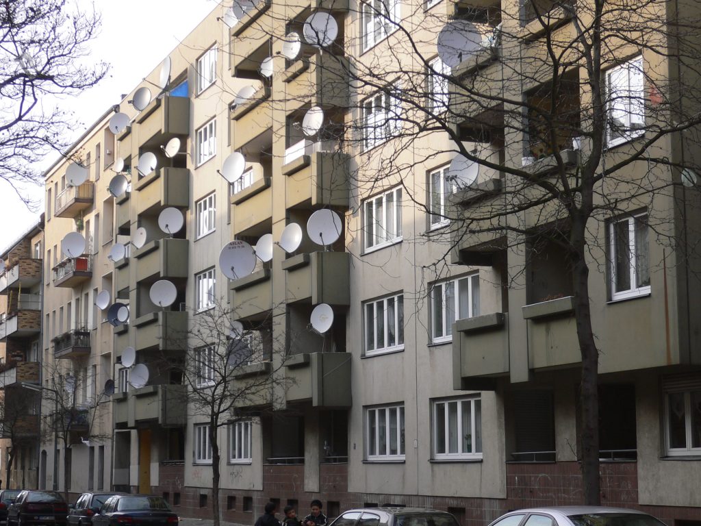 berlin-neukoelln_satellite-dishes_20050314_p1010596