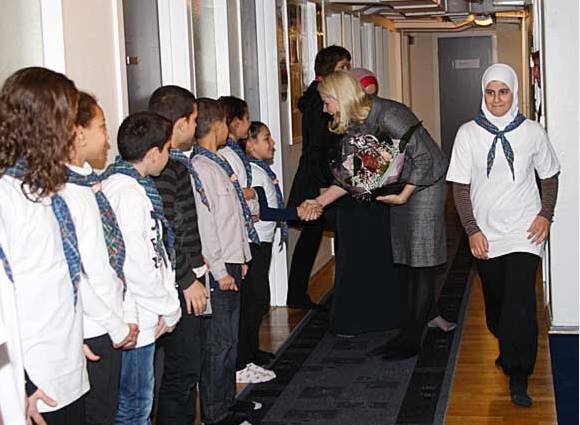 mette-marit-og-muslimske-speiderpiker