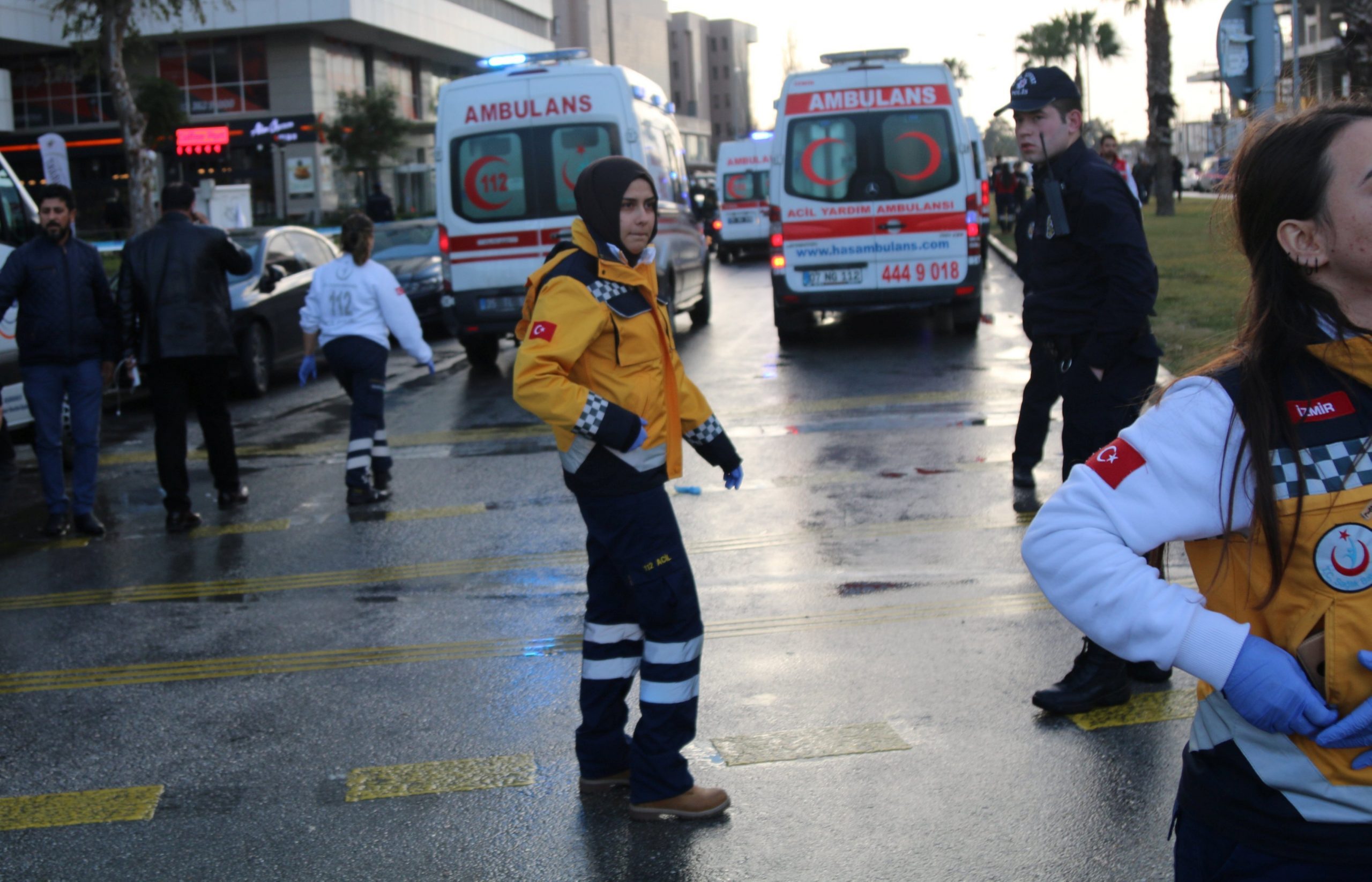 Væpnede menn stanset i veisperring i Izmir, skyter & sprenger seg&nbsp;<span>(+)</span>