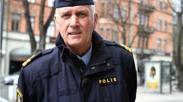 Kastet kinaputter i barnevogn med sovende baby&nbsp;<span>(+)</span>
