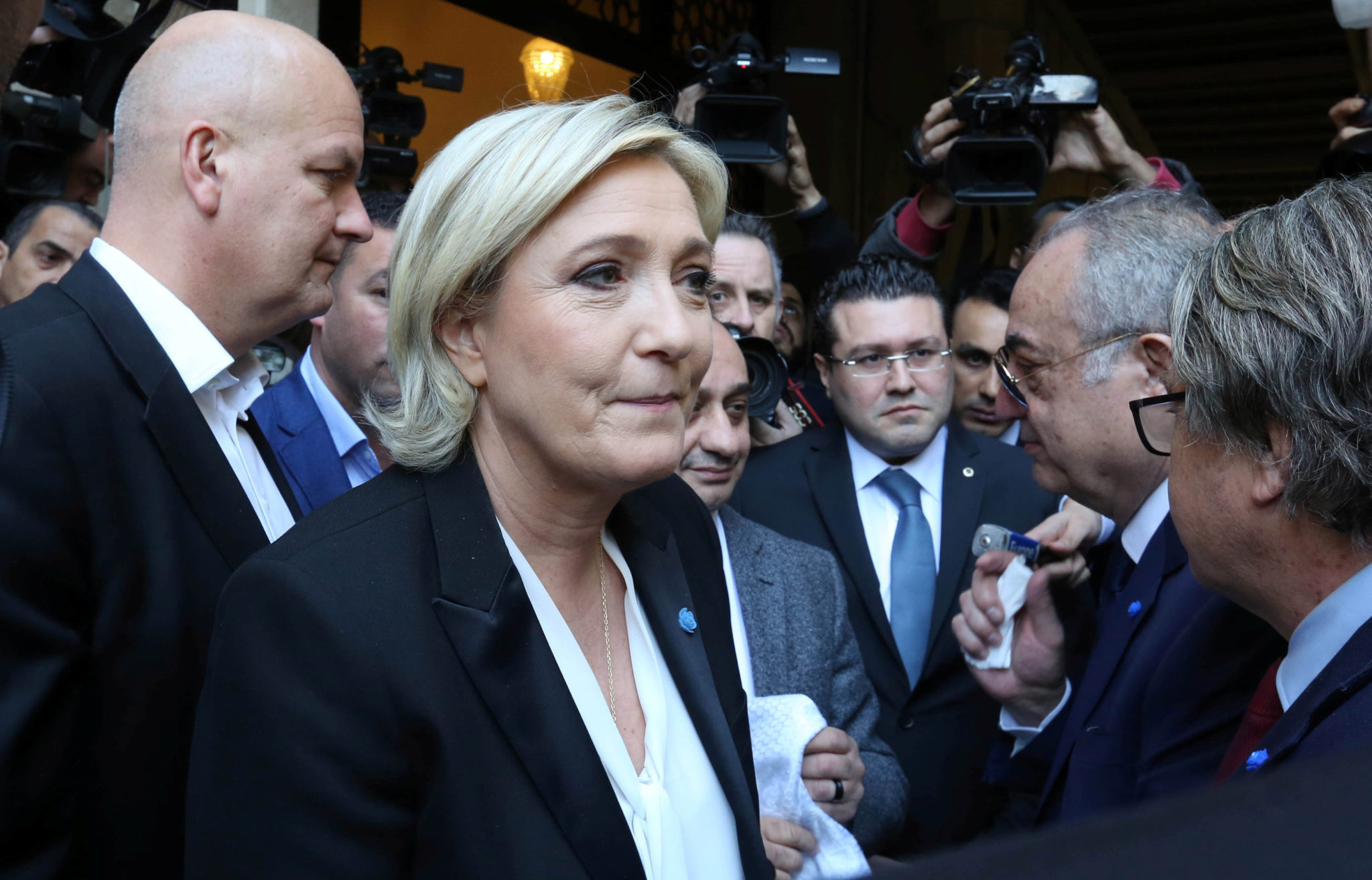 Marine Le Pen nekter å ta på hijab&nbsp;<span>(+)</span>