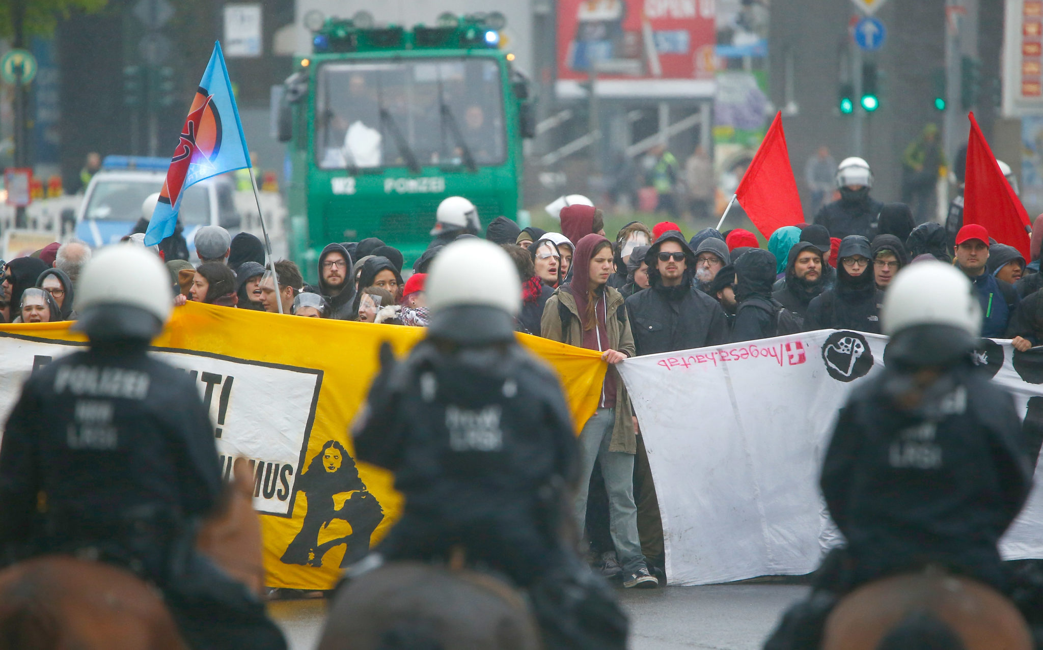 Demonstranter prøver å stoppe AfD-møte&nbsp;<span>(+)</span>