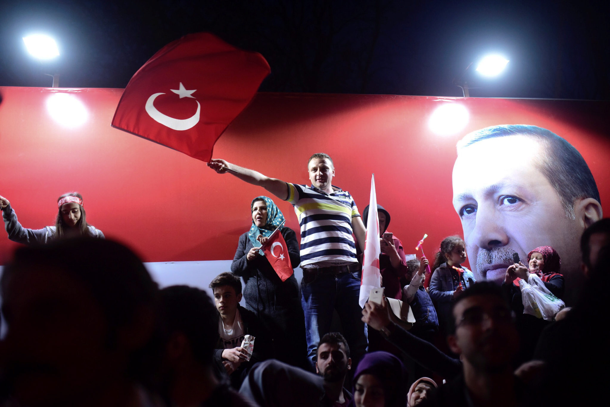 Erdogan erklærer seier, opposisjonen lukter valgsvindel&nbsp;<span>(+)</span>