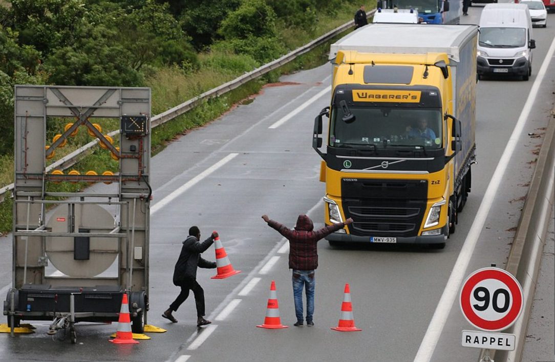 Migranter laget veisperring - sjåfør døde&nbsp;<span>(+)</span>