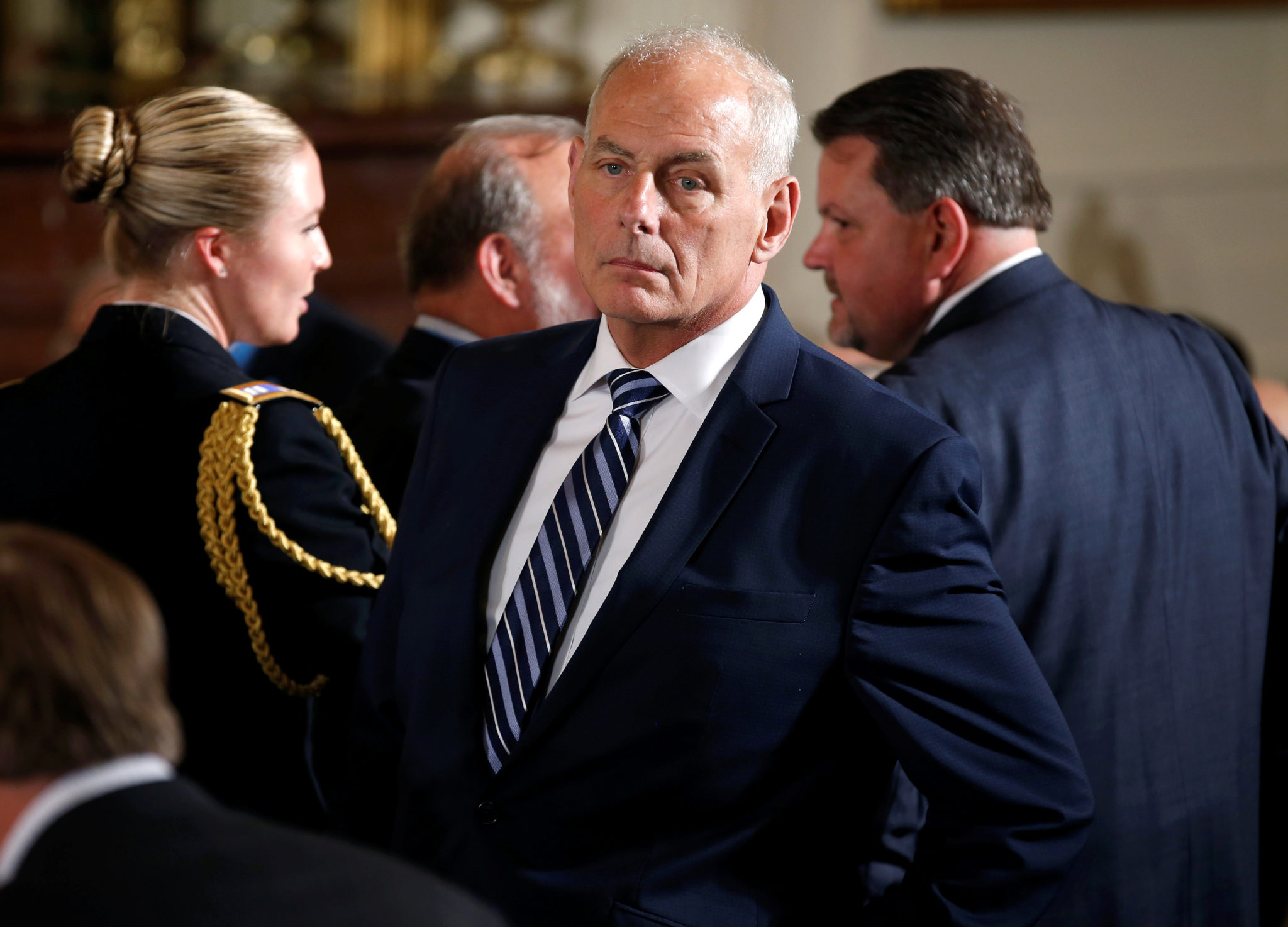 Kelly viser hvor skapet skal stå&nbsp;<span>(+)</span>