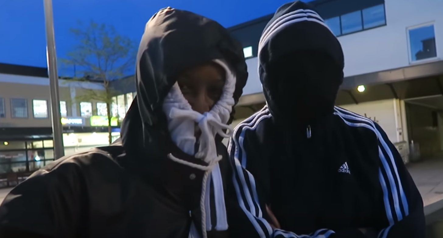 Kriminelle innvandrere vil ydmyke og dominere: Slo offer blodig, tvang ham på kne for å kysse ranerens føtter&nbsp;<span>(+)</span>