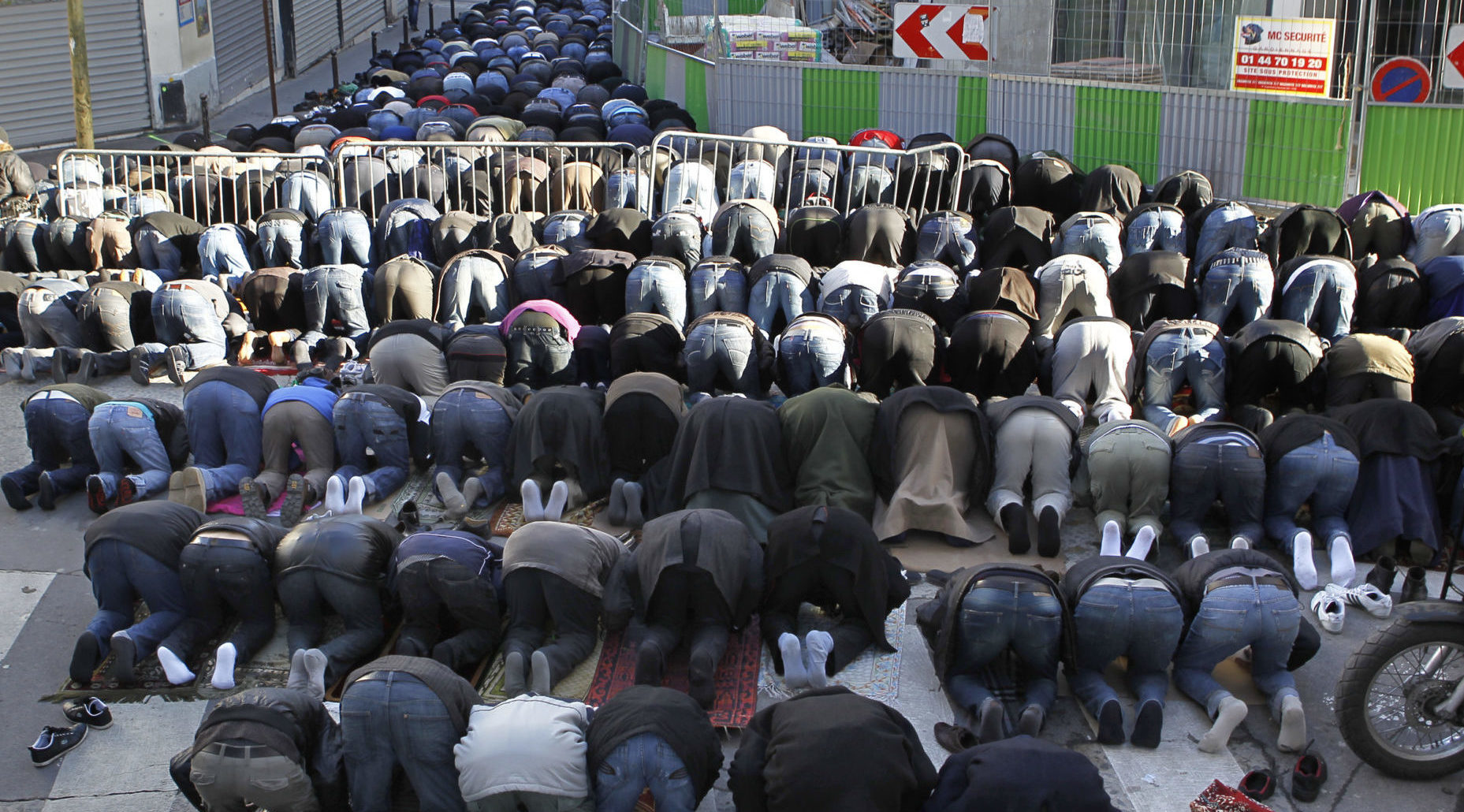 Frankrike vil nekte muslimer å be på gaten i Paris&nbsp;<span>(+)</span>