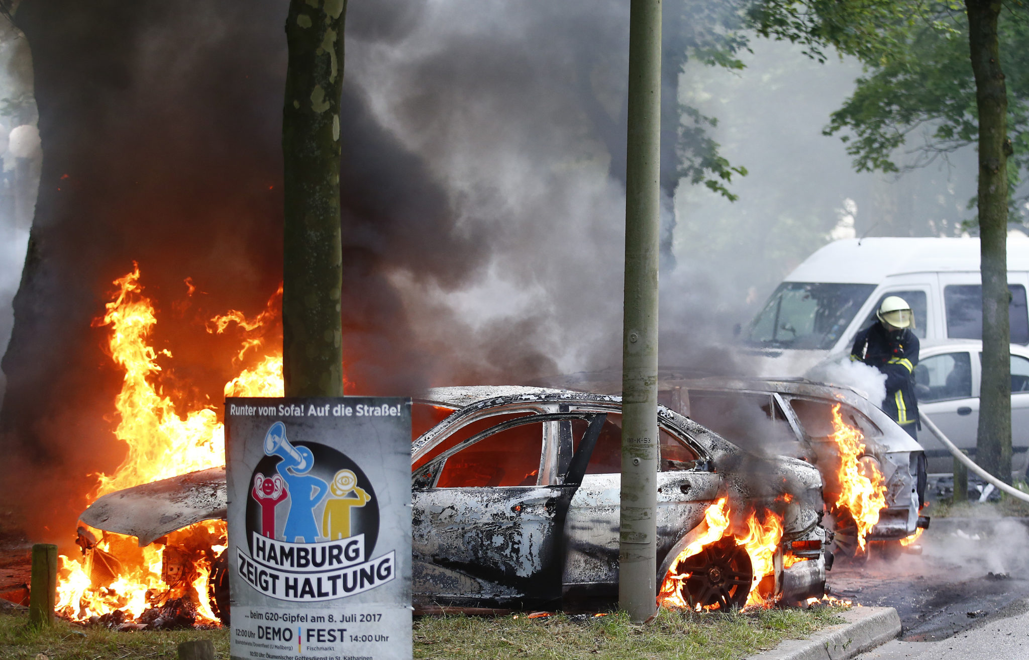 Politibiler påtent av G20-demonstranter&nbsp;<span>(+)</span>