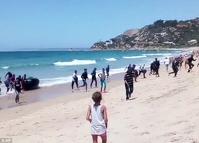 Afrikanske migranter stormer i land på spansk strand&nbsp;<span>(+)</span>