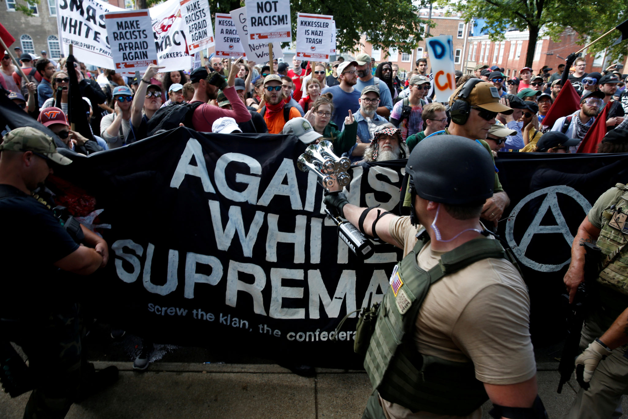 Ytre høyre slåss med motdemonstranter i Charlottesville - èn drept&nbsp;<span>(+)</span>