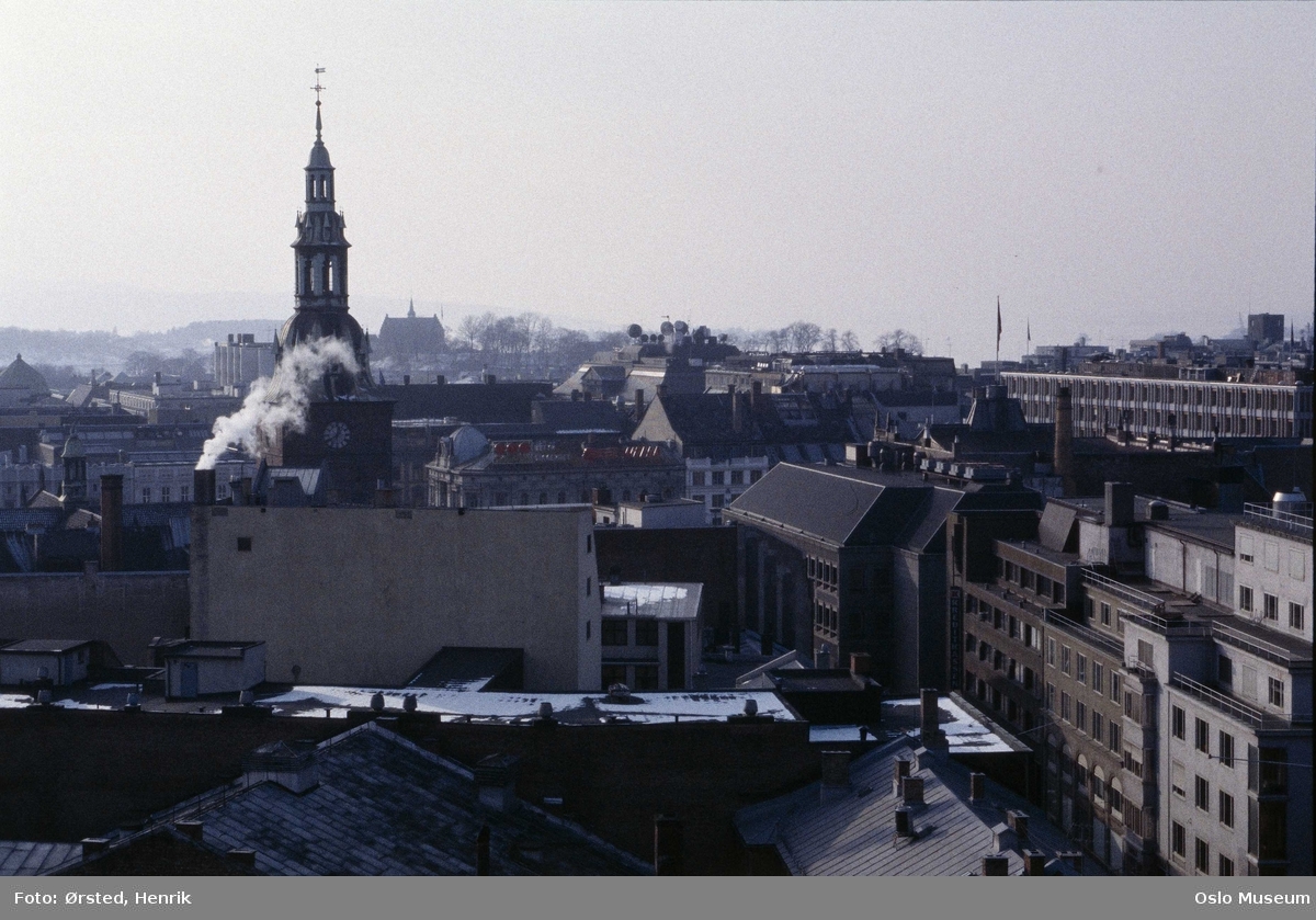 Rød, svak og naken&nbsp;<span>(+)</span>