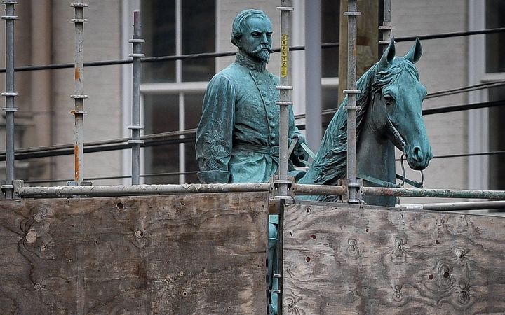 Anonymous: sanering av historien fredag, Trump forsvarer statuene&nbsp;<span>(+)</span>