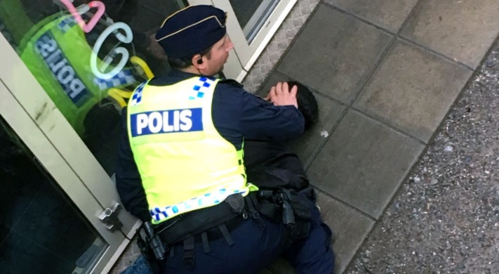 Sverige: Politimann knivstukket i halsen&nbsp;<span>(+)</span>