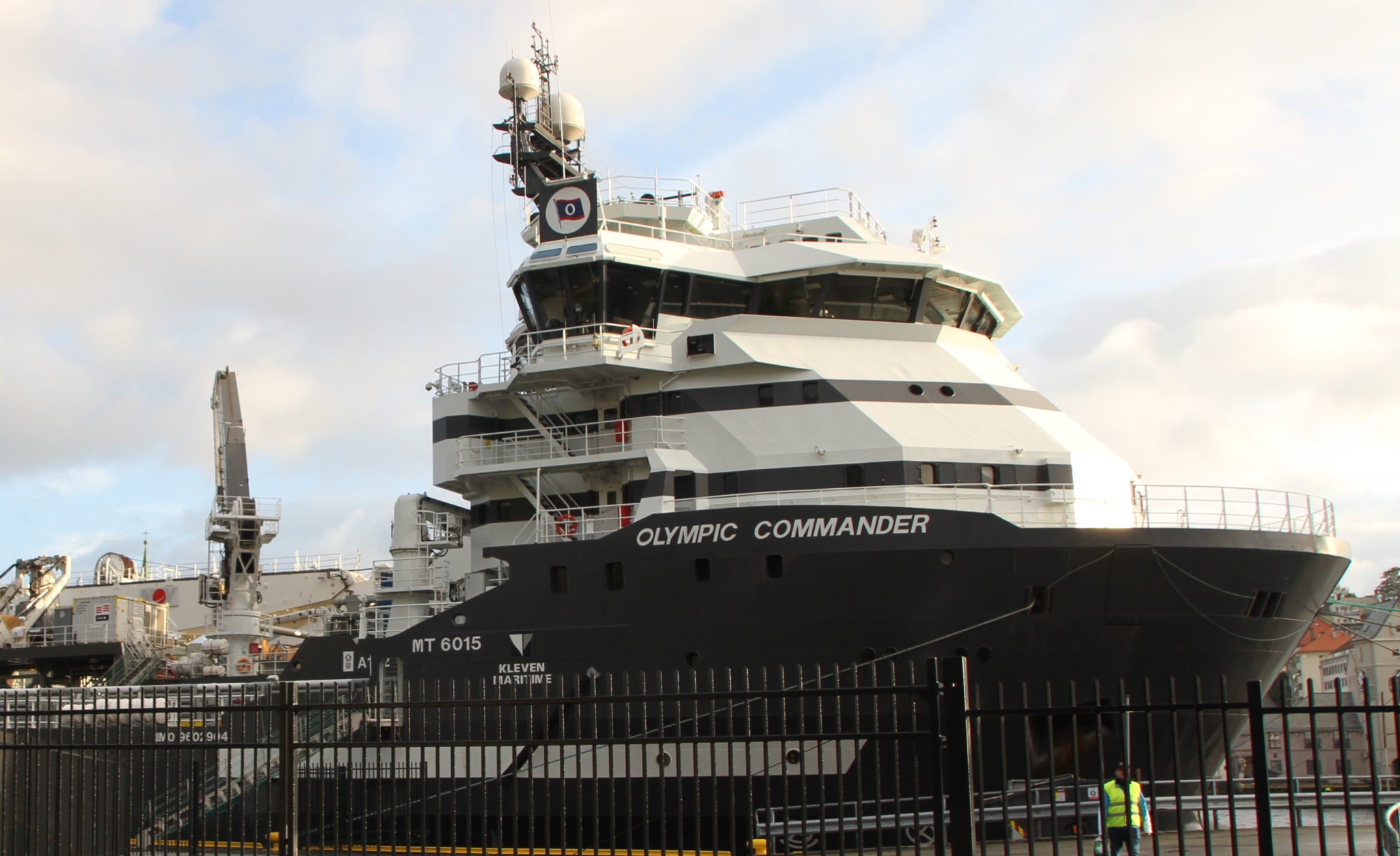 Судно коммандер имо 9340609. Танкер в кабардинке. Коммандер судно. Космодром морской старт "одиссей". Судно коммандер калининград.